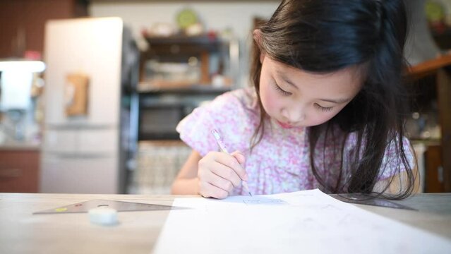 自宅で勉強をする子供