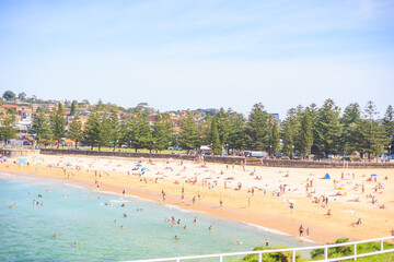 シドニーのビーチを楽しむ人々
