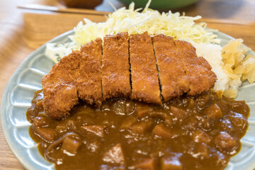 大盛りのカツカレー