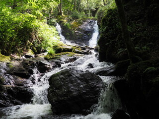 bonita cascada en la ruta de los molinos del río las gándaras en mezónzo, enclavada en un...