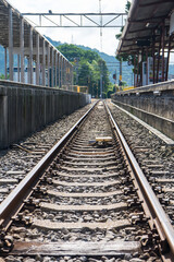 Fototapeta premium 日本の田舎の駅の線路
