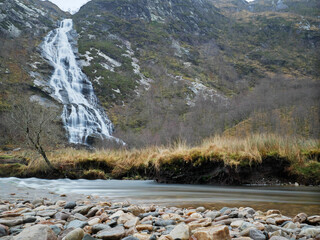 Steall Falls - Wasserfall Schottland im Winter Herbst