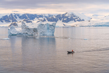 Expeditions - Zodiak fährt durch antarktische Eisberg Landschaft bei Portal Point welches am Zugang zu Charlotte Bay auf der Reclus Halbinsel, an der Westküste von Graham Land liegt.