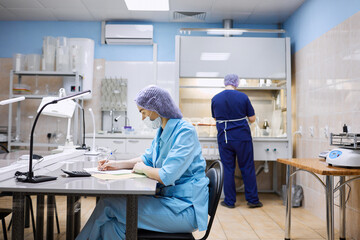 Obraz premium Researchers conduct research in the laboratory. Biolaboratory
