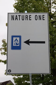  Schild Zeltplatz und Campingplatz. Nature One.