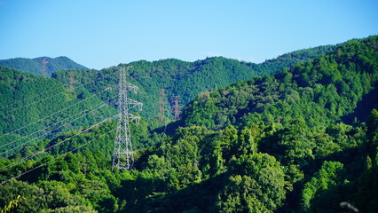 山の中に立つ鉄塔