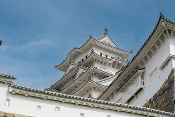 Fototapeta na wymiar 漆喰の白と青空が調和する優雅な国宝姫路城
