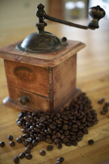 Antico macina caffè vintage, con chicchi di caffè su vecchio tavolo di legno