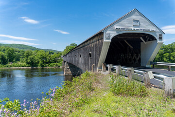 Cornish-Windsor Covered Bridge. Built in 1866, longest two-span covered bridge. Site of General Lafayette's crossing. Crosses Connecticut River between Cornish, New Hampshire, and Windsor, Vermont. - obrazy, fototapety, plakaty