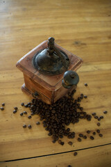 Antico macina caffè vintage, con chicchi di caffè su vecchio tavolo di legno