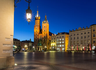 Fototapeta na wymiar Krakow. St. Mary's Church and market square at dawn.