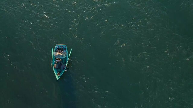 toma cenital de dos personas pescando en un bote 02