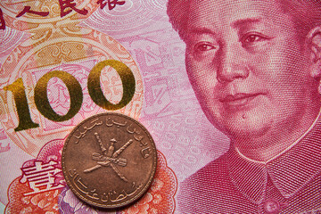 banknot chiński, 100 juanów, omańska moneta, Chinese banknote, 100 yuan, Omana coin - obrazy, fototapety, plakaty