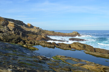 Piscine naturelle d'eau de mer entre les rochers