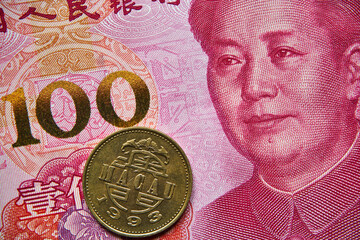 banknot chiński, 100 juanów, moneta Makau, Chinese banknote, 100 yuan, Macau coin - obrazy, fototapety, plakaty