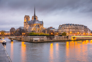 Obraz premium Notre Dame Cathedral in Paris at night