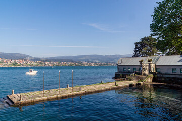 Antiguo embarcadero en la isla de San Simón. Ría de Vigo, Galicia, España.