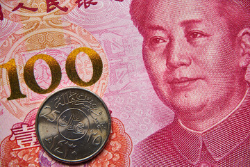 banknot chiński, 100 juanów, saudyjska moneta, Chinese banknote, 100 yuan, Saudi coin - obrazy, fototapety, plakaty