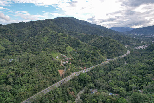 Colombia - Ibague, vista de dron con montaña y carretera en ella.