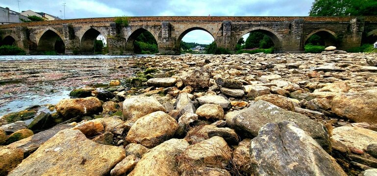 Bajada del cauce del r&iacute;o Mi&ntilde;o a consecuencia de la sequ&iacute;a a la altura del puente romano en Lugo, Galicia