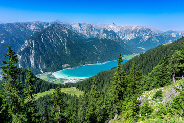 Urlaub in Tirol am Achensee: Der türkisblaue See von oben mit den Alpen im Hintergrund