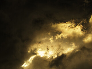 Obraz premium The sky is full of dark clouds in bad weather before a thunderstorm.