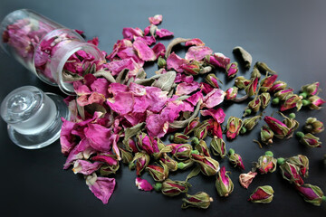 gertrocknete Blüten für Potpourris und Aromatherpie - dried blossoms for potpourris and...