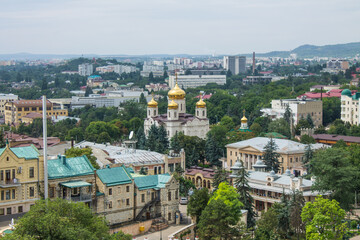 Obraz premium panoramic view of the historical part of the city with beautiful architecture from the observation deck on a cloudy summer day in Kislovodsk