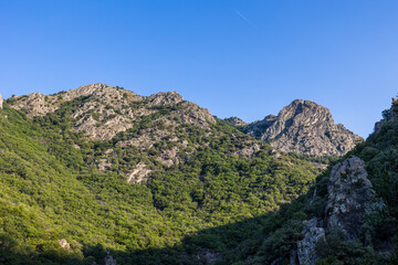 Obraz premium Vue sur les montages autour des Gorges de l'Héric peu après le lever du soleil