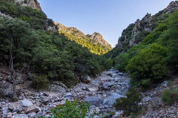 Vue sur les Gorges de l'Héric et ses montages peu après le lever du soleil