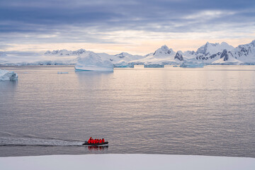 Expeditions - Zodiak mit Touristen fährt durch antarktische Eisberg Landschaft bei Portal Point welches am Zugang zu Charlotte Bay auf der Reclus Halbinsel, an der Westküste von Graham Land liegt.