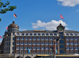 Flaggen auf dem Störtbeckerhaus in Hamburg