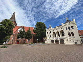 Obraz premium Wittenburg in Mecklenburg Rathaus und Kirche