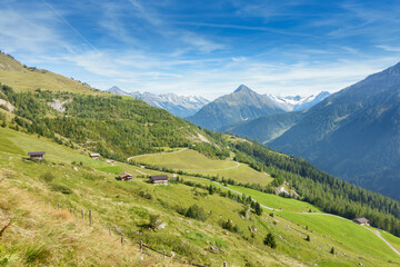 Fototapeta na wymiar Berglandschaft mit Almhütten in den Alpen