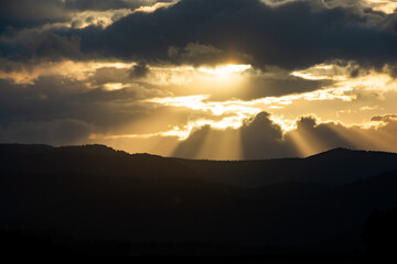 美しい夕暮れの空の薄明光線
