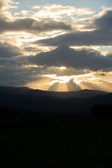美しい夕暮れの空の薄明光線
