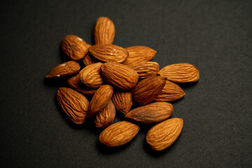 Almendras en un fondo oscuro