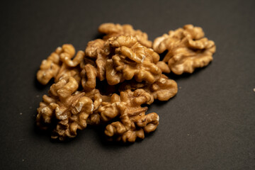 Nueces en un fondo oscuro