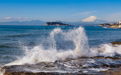 湘南海岸に打ち寄せるハート型の波の飛沫