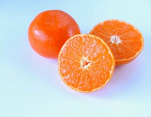 白背景にスライスした蜜柑、半分にカットした温州みかん