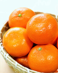 カゴに入れた温州ミカン、温州みかん、コタツに置いた蜜柑
