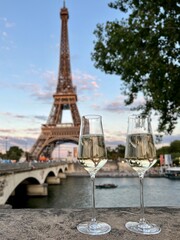 Fototapeta na wymiar Glasses of wine and tower city