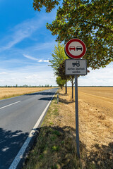 Verkehrsschild Überholverbot mit dem Zusatzschild Traktoren dürfen überholt werden - obrazy, fototapety, plakaty