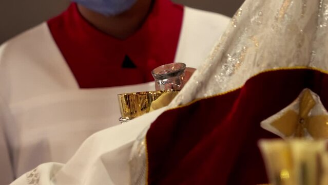 Preparacion de caliz en iglesia templo parroquia catolica y sacerdote religioso