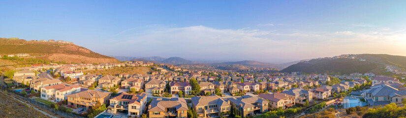 Fototapeta na wymiar Middle class residences at Double Peak Park in San Marcos, California
