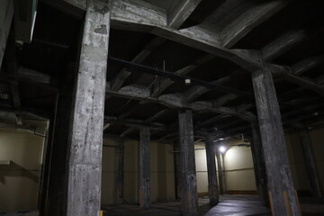 Fototapeta na wymiar 昭和時代のコンクリート式倉庫　内部
