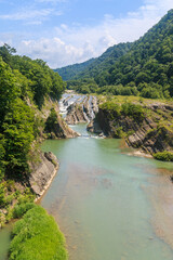 北海道夕張市、水量が少なめの千鳥ヶ滝と夕張川【7月】