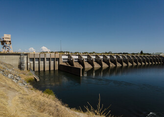 Fototapeta na wymiar Lake Natoma dam in northern california on a hot summer day 