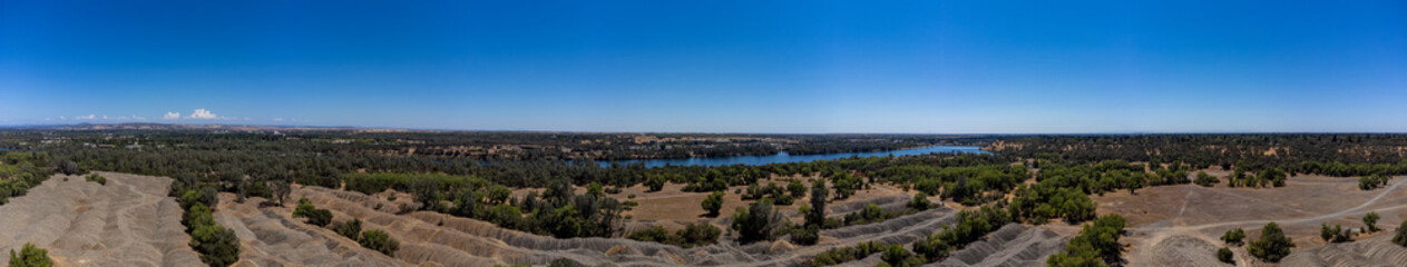 Obraz premium Panorama of lake Natoma and gold dredge tailings 