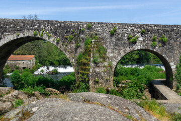 Fototapeta na wymiar Puente románico Ponte Maceira (siglo XIII). A Coruna, Galicia, España.